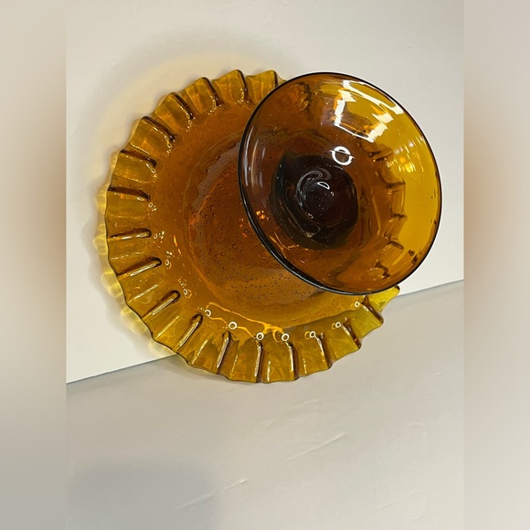 VINTAGE ~ AMBER GLASS DISH ON A PEDESTAL WITH RUFFLED EDGES. - Picture 3 of 9